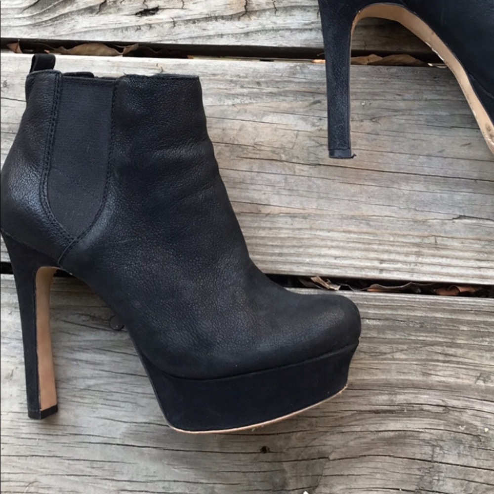 Vince Camuto booties-black-Size 7- EUC